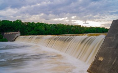 Ohio, Columbus 'taki Griggs Reservoir parkındaki barajın manzarası.