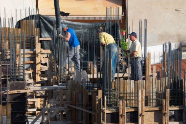 İnşaat işçileri, sıvı çimento makinesinin yardımıyla inşaat için bir ev inşa ediyorlar, Volos Yunanistan 5-26-2022