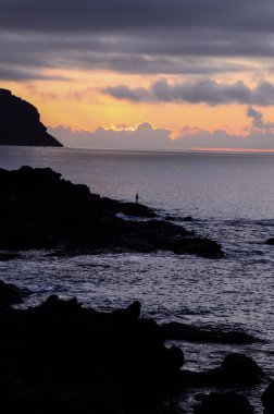 Bulutlar, Okyanus yakınlarındaki Günbatımında Renkli Bulutlar