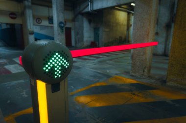 Bariyerin üzerine ışıklı bir ok yerleştirilmiş bir tabela görüntüsü