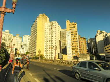 Belo Horizonte şehir merkezini birkaç mahalleye bağlayan önemli bir viyadük. Mavi gökyüzü. Trafik vardı..