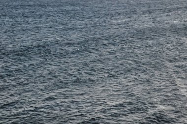 Dalgalı Mavi Durgun Deniz suyu. Doğal arkaplan fotoğrafı dokusu