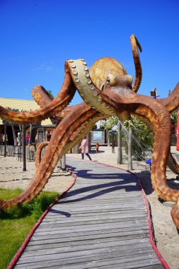 Park Wieloryba, Rewal, Polonya 'da tahta bir patika ve büyük bir ahtapot modeli.