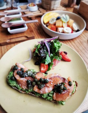 San Cristobal de las Casas, Chiapas, Meksika 'daki bir restoranın sebze soslu avokado ekmeğine çiğ ton balığı.