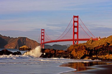 San Francisco, Kaliforniya, ABD 'de günbatımında Golden Gate Köprüsü' nün uzak bir görüntüsü