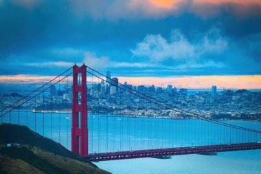 Şehrin arka planında Golden Gate Köprüsü 'nün perspektif görüntüsü, San Francisco.