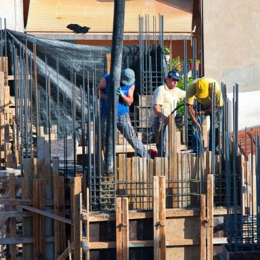 İnşaat işçileri, sıvı çimento makinesinin yardımıyla inşaat için bir ev inşa ediyorlar, Volos Yunanistan 5-26-2022