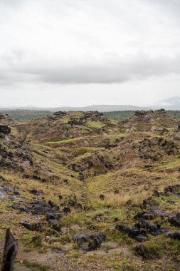 Gündüz vakti bazı dağ ve vadilerin dikey görüntüsü.