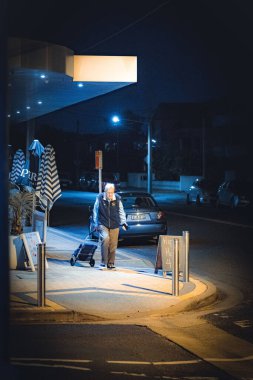 Yatmadan önce şehrin aydınlık sokaklarında uzun bir yürüyüş.