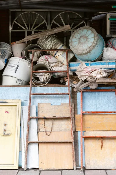 Eine Vertikale Aufnahme Eines Holzwagens Mit Alten Baumaterialien — Stockfoto