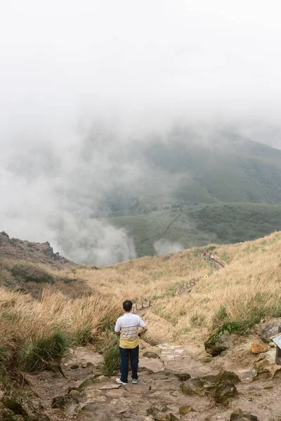 Plan Vertical Une Personne Debout Sur Une Colline Près Volcan — Photo