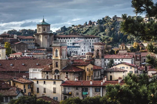 Красивый Вид Старинные Исторические Здания Городе Бергамо Италия — стоковое фото