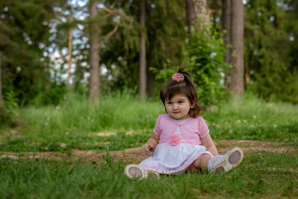 Närbild Liten Årig Flicka Park Nära Skog — Stockfoto