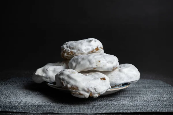 Donuts Açúcar Vítreo Uma Chapa Isolada Fundo Preto — Fotografia de Stock