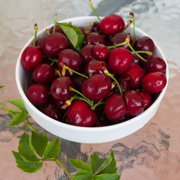 Gruppo Deliziose Ciliegie Rosse Appena Raccolte Sfondo Legno — Foto Stock