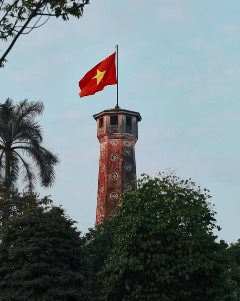 Tiro Vertical Torre Bandeira Hanói Vietnã — Fotografia de Stock