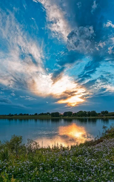 Красивый Вид Спокойное Озеро Окруженное Зеленью Фоне Облачного Неба — стоковое фото