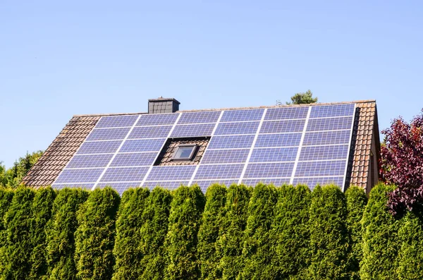 Zielona Energia Odnawialna Panelami Fotowoltaicznymi Dachu — Zdjęcie stockowe