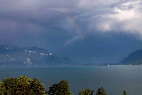 Una Hermosa Toma Arco Iris Sobre Lago Clima Nublado —  Fotos de Stock