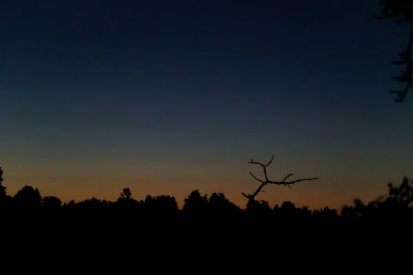 Uma Bela Foto Pôr Sol Sobre Paisagem Montanhosa — Fotografia de Stock