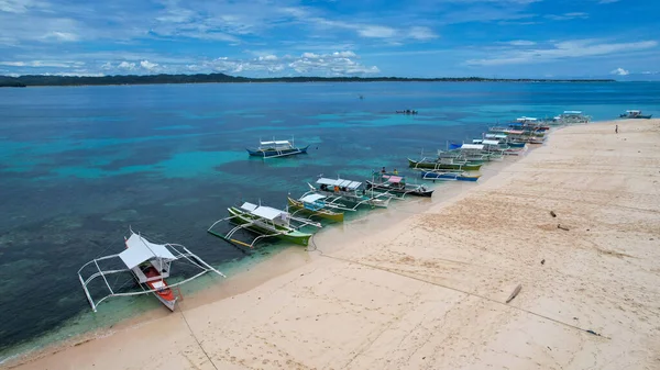 看到小船站在海岸上 游客们正在白岛度假 有沙洲和珊瑚礁的海景 菲律宾 — 图库照片