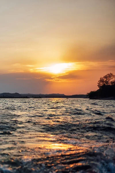 Denizin Üzerinde Altın Günbatımının Dikey Görüntüsü — Stok fotoğraf