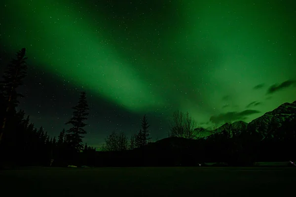 Uma Vista Mágica Das Luzes Norte Jasper Canadá Silhuetas Montanhas — Fotografia de Stock