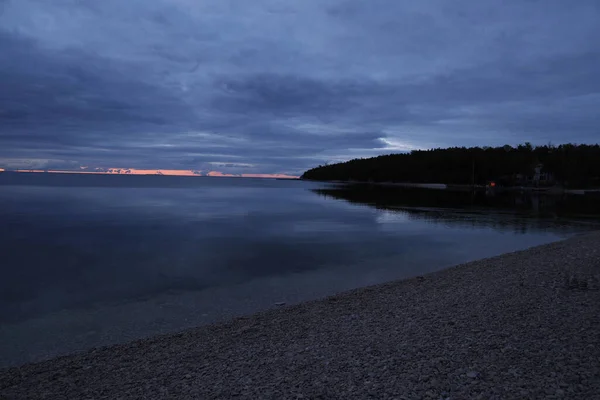 Une Vue Panoramique Une Plage Pierreuse Sur Fond Coucher Soleil — Photo