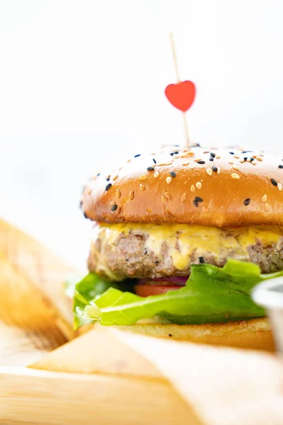 Een Verticaal Shot Van Een Verse Hamburger Wazige Achtergrond — Stockfoto