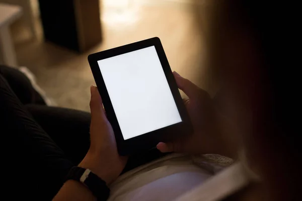 Primer Plano Una Persona Sosteniendo Una Tableta Para Leer Libro — Foto de Stock