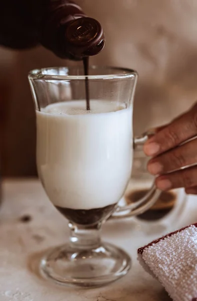 Penutup Vertikal Dari Seseorang Menuangkan Sirup Cokelat Dalam Susu Dalam — Stok Foto