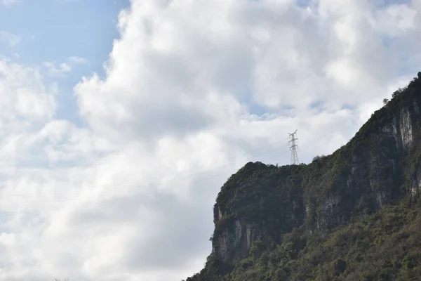 雲の下に送電塔がある崖の美しい景色 — ストック写真