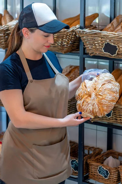 Donna Intraprendente Che Serve Pane Appena Fatto — Foto Stock