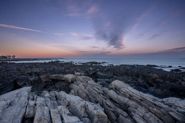Kayalık Bir Sahilin Güzel Bir Görüntüsü — Stok fotoğraf