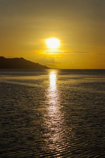 Sakin Denizin Adanın Üzerinde Güzel Bir Gün Batımı Manzarası — Stok fotoğraf