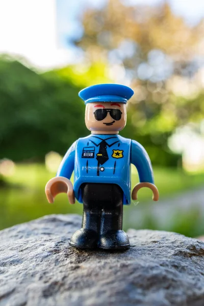 Eine Polizeifigur Aus Lego Steht Einem Sonnigen Tag Mit Bokeh — Stockfoto