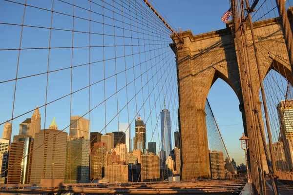Χαμηλή Οπτική Γωνία Της Γέφυρας Του Μπρούκλιν Στη Νέα Υόρκη — Φωτογραφία Αρχείου