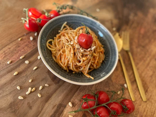 Zbliżenie Miski Spaghetti Pomidorami Wiśniowymi Stole Wybrane Skupienie — Zdjęcie stockowe