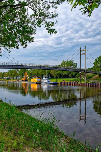 Eine Vertikale Aufnahme Der Brücke Über Den Fluss Unter Einem — Stockfoto