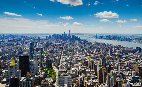 在阳光灿烂的情况下从空中拍摄纽约市 — 图库照片