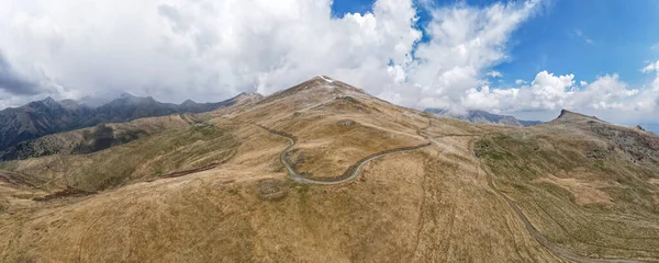 夏天在乌云密布的蓝天映衬下的阿尔卑斯山全景 — 图库照片