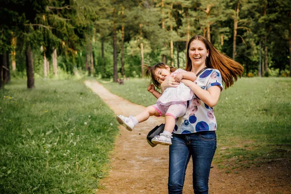 Primo Piano Una Bella Giovane Ragazza Con Sua Bambina Una — Foto Stock