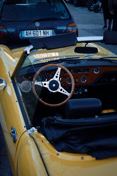Eski Sarı Üstü Açılabilir Vintage Paris Otomotiv Klasik Arabalar — Stok fotoğraf