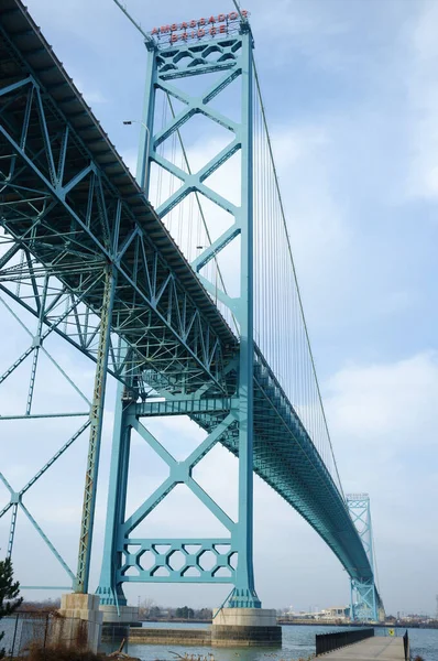 Eine Vertikale Aufnahme Der Ambassador Hängebrücke Unter Blauem Himmel — Stockfoto