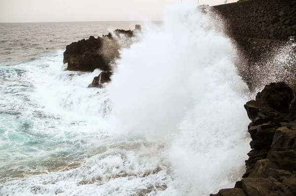 Fuertes Olas Estrellan Costa Volcánica Tenerife Islas Canarias —  Fotos de Stock