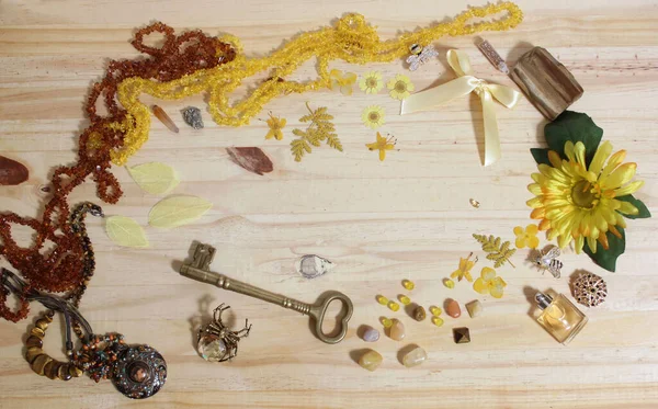 Bijoux Décorations Jaunes Marron Avec Clé Laiton Vintage Sur Table — Photo