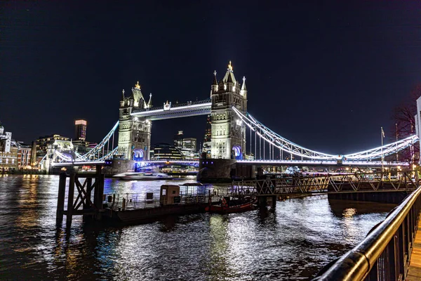 Μια Όμορφη Λήψη Των Φώτων Στο Tower Bridge Νύχτα Στο — Φωτογραφία Αρχείου