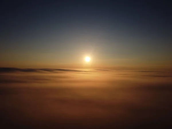 Eine Schöne Luftaufnahme Des Sonnenuntergangs Über Den Wolken — Stockfoto