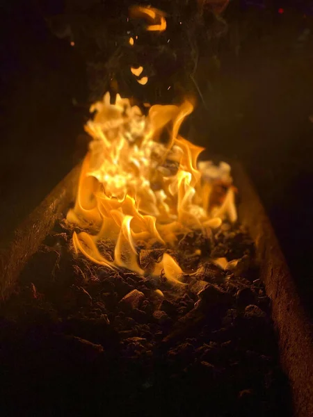 Ένα Κοντινό Πλάνο Από Τις Φλόγες Μιας Φλεγόμενης Φωτιάς — Φωτογραφία Αρχείου