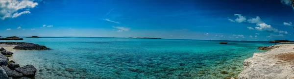 Het Panoramische Uitzicht Turquoise Zee Tegen Blauwe Lucht Bahama Caribisch — Stockfoto